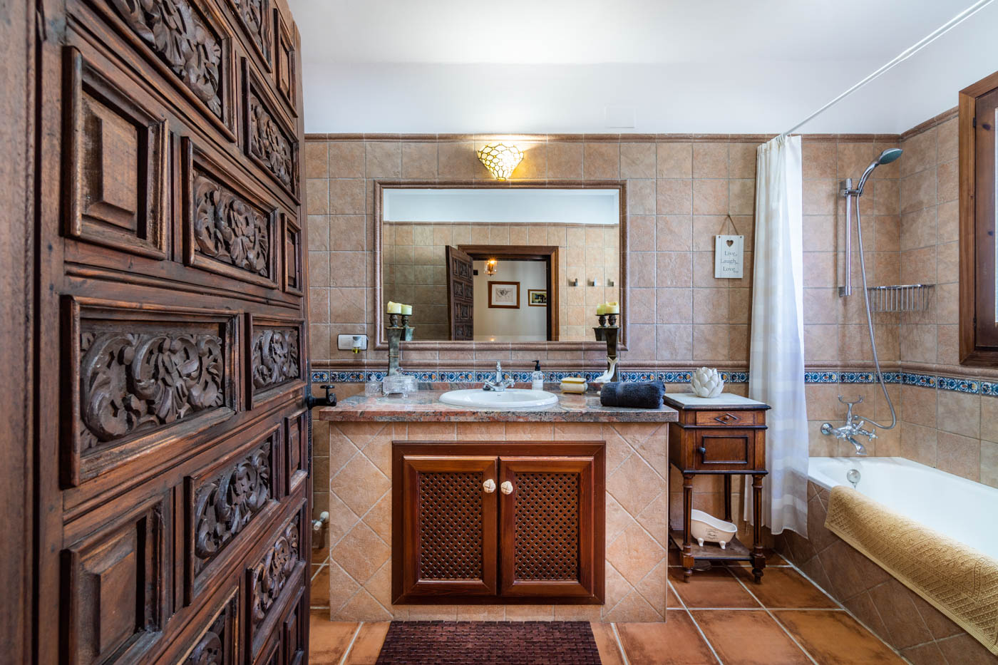 Baño en suite con bañera